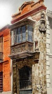 - un bâtiment avec un balcon sur le côté dans l'établissement Casa palacio El Conde de la Cańada, à Ciudad Real