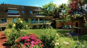 una casa con un jardín delante de ella en Appartementhaus "Helgoland", en Cuxhaven