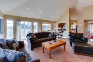 a living room with couches and a coffee table at Beach Hideaway in Bandon