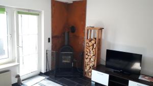 a living room with a fireplace and a tv at Ferienwohnung Deichsel in Sundern