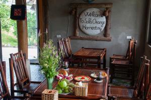 Sapa Orange Homestay في سابا: طاولة عليها صحن من الفواكه