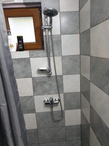 Kamar mandi di Pensiunea Gallamar