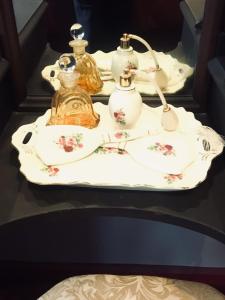 uma bandeja com porcelana em cima de uma mesa em Glass Magnolia Bed & Breakfast em Interlaken