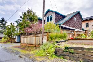 Gallery image of Ride the Wave (MCA #439) in Manzanita