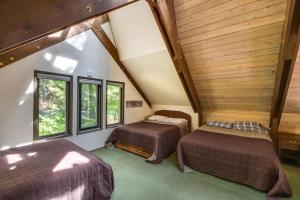 Tempat tidur dalam kamar di Nason Creek Cabin