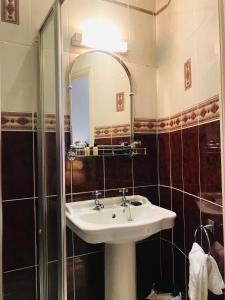 La salle de bains est pourvue d'un lavabo et d'une douche. dans l'établissement Norfolk House, à Maidenhead