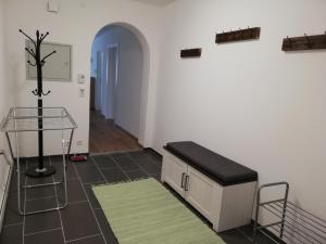 pokój z ławką i krzyżem na ścianie w obiekcie Ferienwohnung Schmied 3 w mieście Hainbach