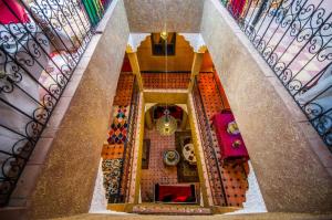 une vue de tête sur un salon avec un escalier dans l'établissement Riad Sephora, à Tinghir