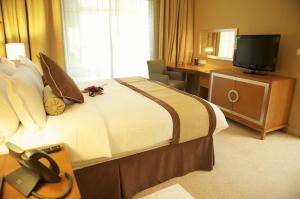Телевизор и/или развлекательный центр в Grand Bellevue Hotel Apartment Dubai