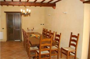 comedor con mesa de madera y sillas en Agriturismo Villa Sant' Andrea, en Gubbio