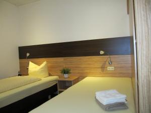 Ein Bett oder Betten in einem Zimmer der Unterkunft Zum Treppche Hotel Garni