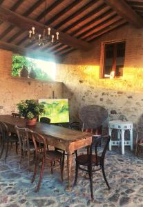 een eetkamer met een houten tafel en stoelen bij Casa Cernano in Castelnuovo Berardenga