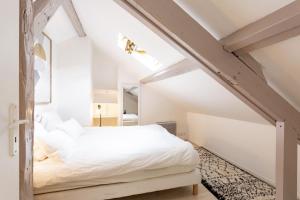ドーヴィルにあるLe Petit Deauvilleのベッドルーム1室(白いベッド1台付)