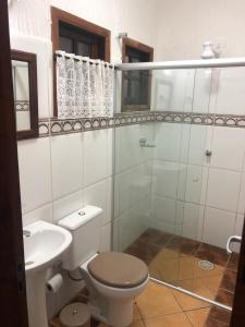 La salle de bains est pourvue de toilettes et d'un lavabo. dans l'établissement Pousada In Bali - Maresias, à Maresias