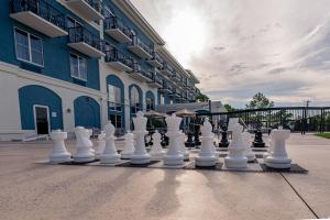 een gigantisch schaakspel op een stoep voor een gebouw bij SEVEN Sebring Raceway Hotel in Sebring