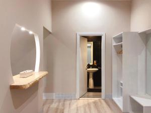 Habitación con baño con lavabo y aseo. en Hotel Paris, en Roma