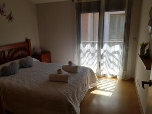 a bedroom with a bed with two towels on it at Apartamento turístico Amantes in Teruel