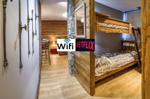 Un dormitorio con una litera con un cartel que diga wifi en Appartements résidence Roches Rouges en Tignes