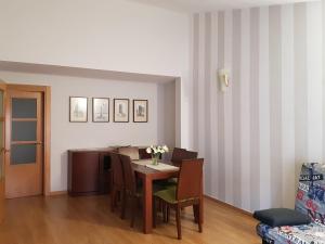 a living room with a dining room table and chairs at Apartamento turístico Amantes in Teruel