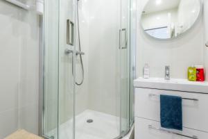 een badkamer met een douche en een wastafel bij Cozy Studio With Amazing View in Parijs