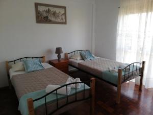 a bedroom with two beds and a window at Casa da Vista Rio in Amora