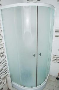 um chuveiro com uma porta de vidro na casa de banho em Oaza Mira Vrdnik em Vrdnik