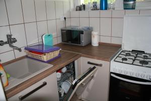 een kleine keuken met een wastafel en een fornuis bij Óhuta in Parád