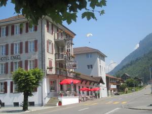 un hotel al lado de una calle en Hotel Engel, en Emmetten