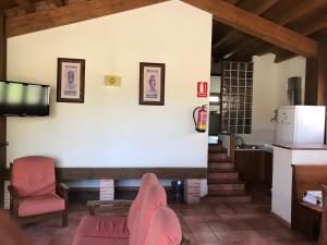 sala de estar con 2 sillas y TV en Casas Rurales el Cerrete de Haro, en Fuentelespino de Haro