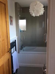 A bathroom at Highland Holiday House 