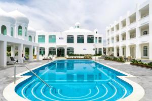 einem Pool vor einem Gebäude in der Unterkunft Hotel Splash Inn in San Miguel de Allende