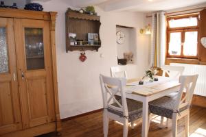 een eetkamer met een witte tafel en stoelen bij Ferienhaus am Marienkloster in Quedlinburg