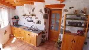a kitchen with a sink and a counter top at Casas Cuevas Tecen Valsequillo in Valsequillo