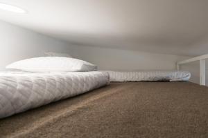 سرير أو أسرّة في غرفة في Apartments and Rooms Distecon