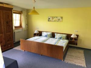 Ein Bett oder Betten in einem Zimmer der Unterkunft Ferienwohnung Carina und Herbert Erlsbacher