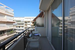 un balcon avec une table et des chaises sur un immeuble dans l'établissement Excellent Appt 2 pièces Super Croisette, à Cannes