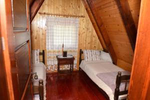 ein kleines Zimmer mit einem Bett und einem Fenster in der Unterkunft Višnjin Dom in Divčibare