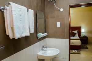 Ett badrum på Jarin Hotel