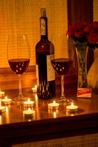 Una botella de vino y dos copas en una mesa. en Dalos, en Sarny
