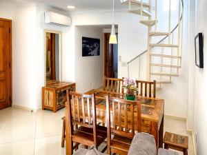 Телевизор и/или развлекательный центр в Seaview Penthouse Arpoador