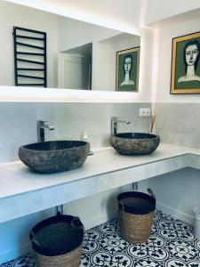 dois lavatórios sentados num balcão na casa de banho em Château de Saint-Girons B&B em Aix-en-Provence