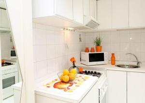 a white kitchen with a bowl of fruit on a counter at Fantasie in Trastevere in Rome