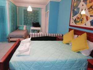 ポルティマンにあるAncora T0 Apartamento Praia da Rochaのベッドルーム1室(大型ベッド1台、黄色い枕付)