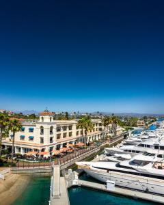 un groupe de bateaux est amarré dans un port de plaisance dans l'établissement Balboa Bay Resort, à Newport Beach