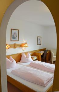 Un pat sau paturi într-o cameră la Hotel Hafnerwirt