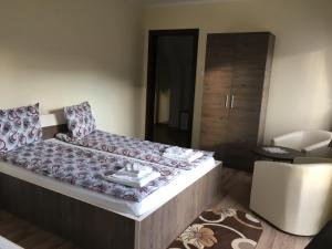 Ein Bett oder Betten in einem Zimmer der Unterkunft Farkas Panzió