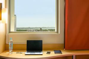 Uma TV ou centro de entretenimento em Ibis Cancun Centro