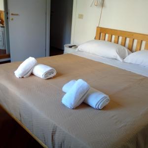 dwa białe ręczniki siedzące na łóżku w obiekcie La CasUPOLA Saint Peter's Quiet Room w Rzymie