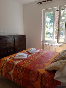 a bedroom with a bed with two towels on it at Gianna's cosy apartment in Monterosso al Mare