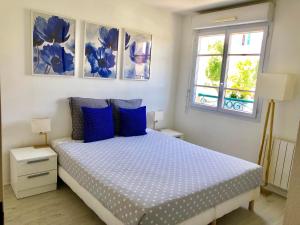 a bedroom with a bed with blue pillows at Beautiful House 64m2 Disneyland Paris in Magny-le-Hongre